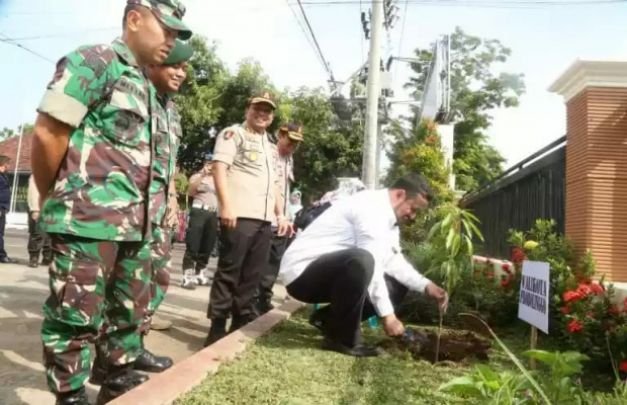 Foto : Walikota Probolinggio melakukan Penanaman Pertama Mangga Dan Anggur