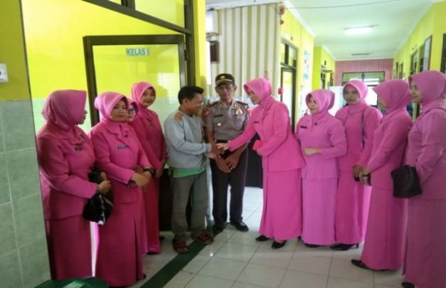Foto: Kapolsek Pademawu dan Ibu Ketua Bhayangkari Ranting Pademawu Saat Memberikan Santunan Kepada Abdurrohman