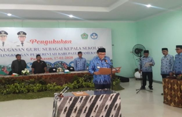 Foto: Bupati Pamekasan, H. Badrut Tamam Saat Mengukuhkan 107 Kepala Sekolah Dilingkungan Disdik Pamekasan