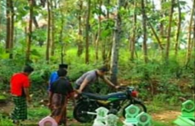 Foto: sepeda motor tak bertuan saat dievakuasi dari pekuburan