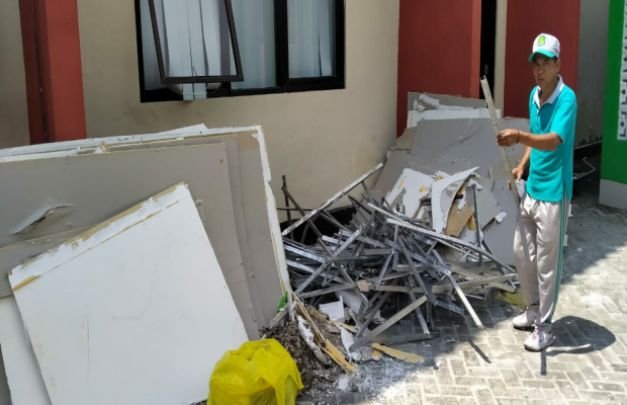 Foto: tumpukan barang-barang yang dikeluarkan dari salah satu ruangan kantor disdik sumenep