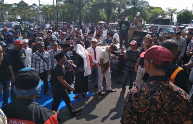 Foto: sejumlah masyarakat saat demo ke tumah dinas bupati