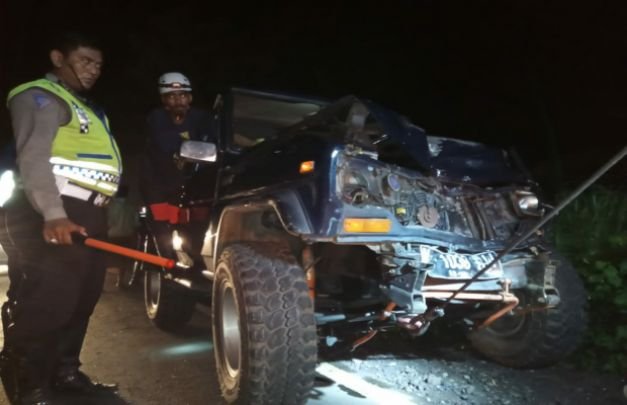 Foto: Petugas, saat mengavakuasi salah satu kendaraan yang terlibat laka