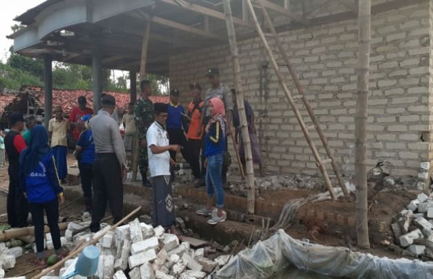 Foto: TNI - Polri, TRC BPBD dan Tagana Dinsos Saat Bantu Warga