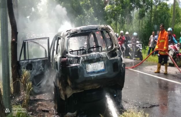 Foto : Proses pemadaman Mobil Inova Reborn P 1231 DY