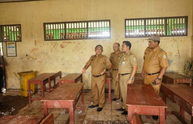 Foto : Bupati saat tinjau sekolah tidak layak