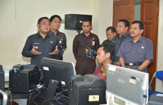Foto : Bupati Bekasi saat tinjau pencetakan e-KTP