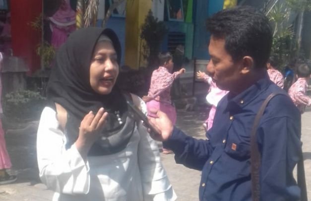 Foto : Kepala Sekolah TK ABA III Memberikan Keterangan Kepada Crew Memo Online