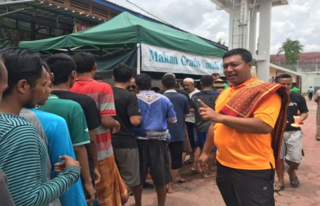 Foto: Warga Binaan Lapas Kelas II A Pamekasan Saat Antri Nasi Bungkus