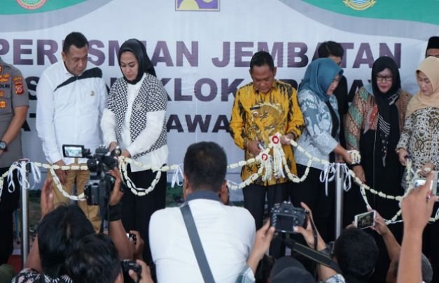 Foto : Panandatanganan prasasti 