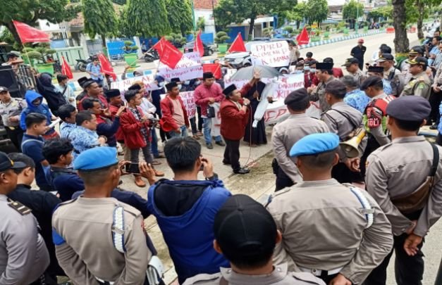 Foto: Aktivis IMM saat melakukan aksi demontrasi di depan kantor DPRD