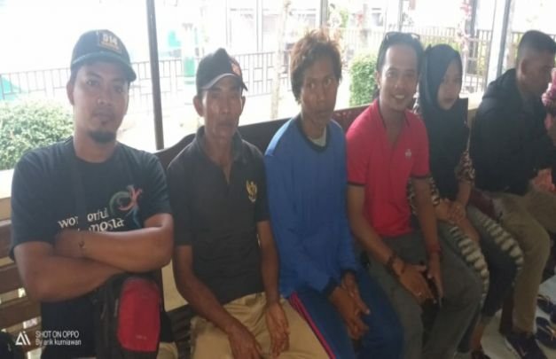 Foto: korban pengeroyokan isu penculikan anak saat melapor ke polisu