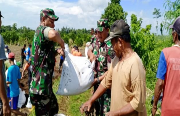 Foto: TNI Kodim 0821 bersama warga, membendung tanggul yang jebol