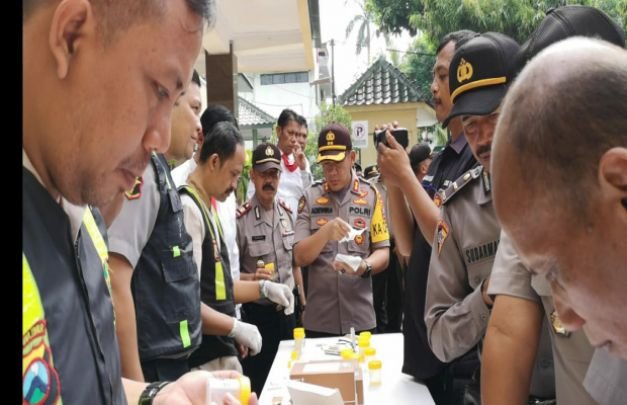Foto: Suasana tes urine di Mapolres Lumajang