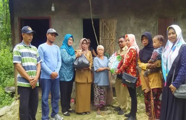 Foto: Penyerahan Bantuan Sembako Dari Kecamatan Palengaan Oleh Ibu Darma wanita
