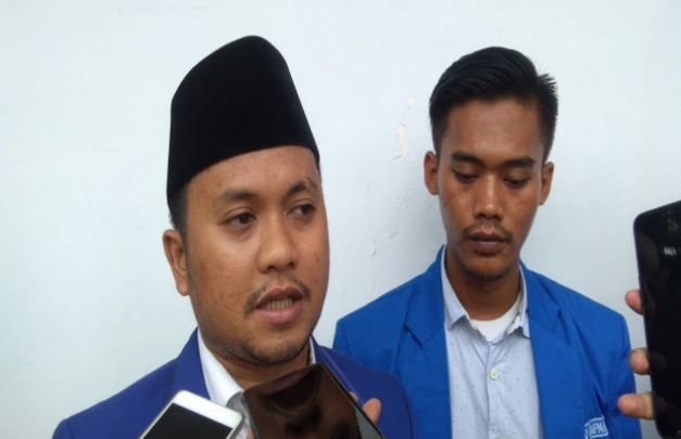 Foto : Slamet Ariyadi sebelah kiri,  anggota Komisi IV DPR RI