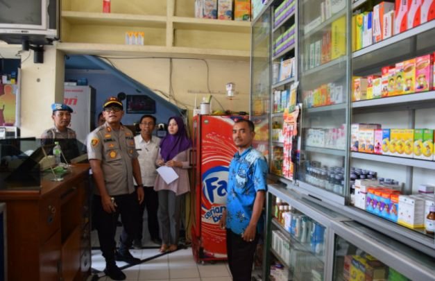 Foto: Kapolres di Dampingi Dinkes Saat Cek Masker di Apotik