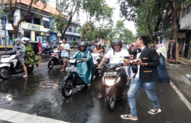 Foto: Lutfiady Bersama GEMA Saat Bagikan Jamu Tradional Gratis