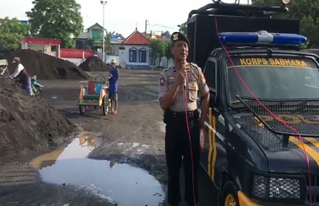 Foto : Ipda Sujiyono, S.H, Kaur Bin Ops Sabhara Polres Sampang saat memberikan himbauan tentang virus Corona