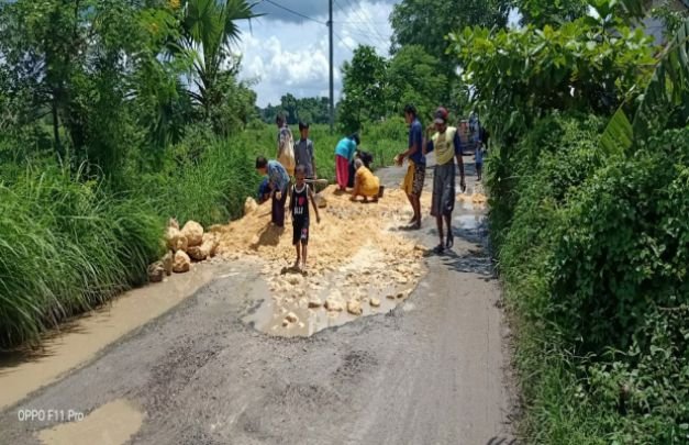Foto : Masyarakat Desa Panggung perbaiki jalan rusak