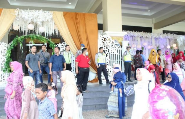 Foto: Tim satgas Pemkab bersay kepolisian saat membubarkan acara pernikahan di gedung Rato Ebuh Bangkalan.
