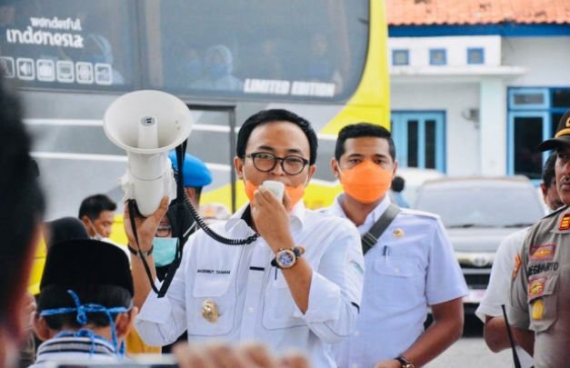 Foto: Bupati Pamekasan Saat Pantau Kedatangan Santri