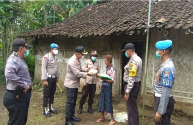 Foto: Kapolres jember saat memberikan sembako