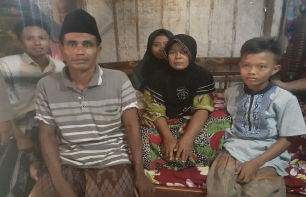 Foto: Aminah (Ditengah) Bersama Keluarganya