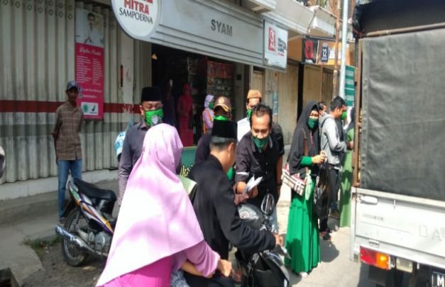 Foto: Alumni HMI Kecamatan Pragaan sat bagi-bagi masker pada pengendara