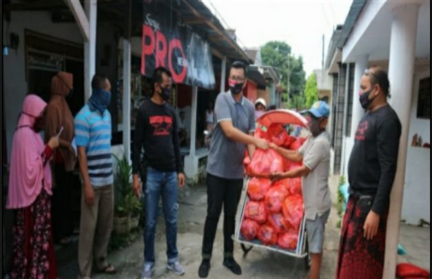 Foto: Pemberian sembako dari Calon wakil Bupati Jember