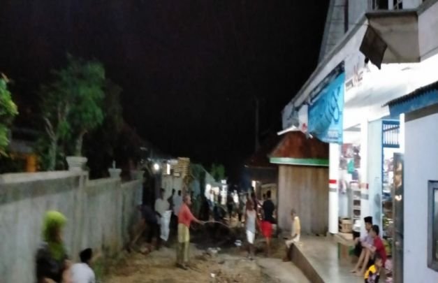 Foto : Warga memperbaiki jalan yang rusak dengan swadaya