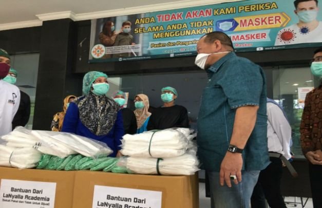 Foto : AA LaNyalla Mahmud Mattalitti, memberikan bantuan ke RS di Mojokerto