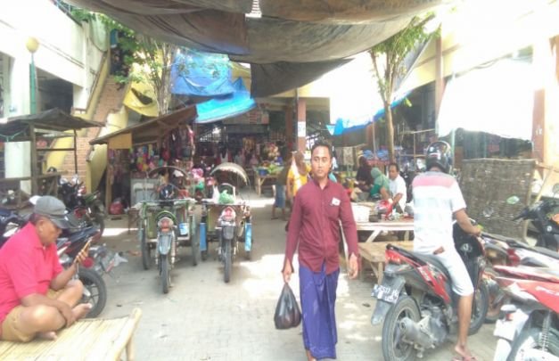 Foto : Pedagang dan pengunjung pasar Srimangunan Sampang banyak yang tidak menggunakan masker