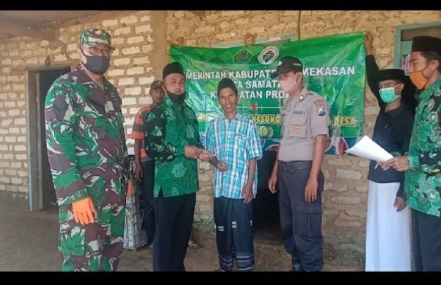 Foto: Kades Samatan Saat Penyerahan BLT Kepada Salah Satu Penerima