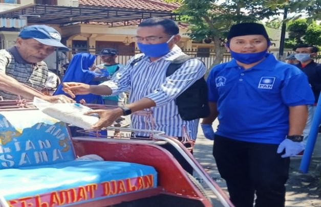 Foto: Heru Prayitno Bersama Slamet Ariyadi Saat Bagikan Sembako Pada Abang Becak.