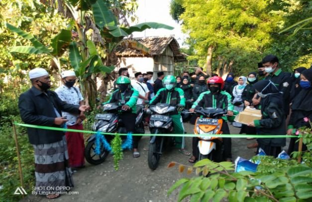 Foto : Syamsul Arifin, pembina Himasa UTM dan sejumlah Ojol yang siap mengantarkan bantuan