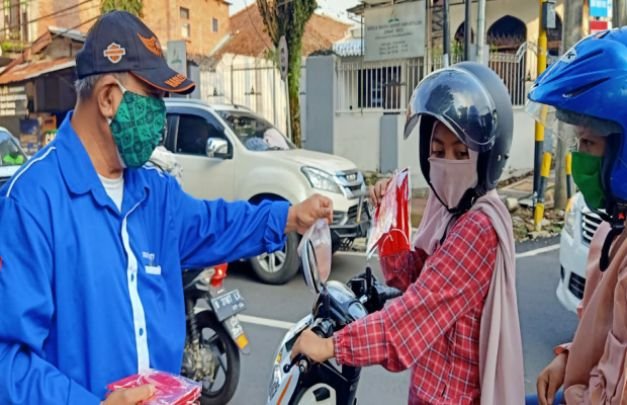 Foto: Ketua YUA Jatim, Alex Yudawan saat membagikan masker kepada warga masyarakat Kota Batu.