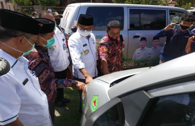 Foto : Bupati Pamekasan Cek Kesiapan Salah Satu Mobil Sehat