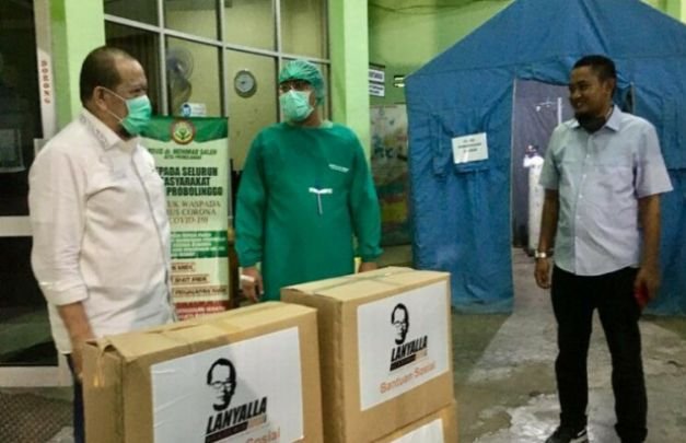 Foto : AA LaNyalla Mahmud Mattalitti memberikan bantuan APD ke RSUD Probolinggo