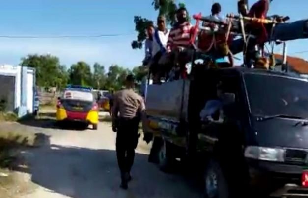 Foto : Polisi membubarkan kerapan sapi di lapangan Kasenih Kota Sampang