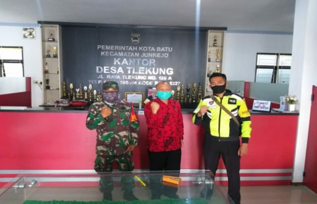 Foto: Babinkamtibmas Desa Tlekung Brigadir Dany Robby Frans Siregar, Babinsa Desa Tlekung Serka M. Hidayat dan Kades Tlekung Mardi, usai menyalurkan Bantuan Sosial Tunai (BST) dari Kemensos.