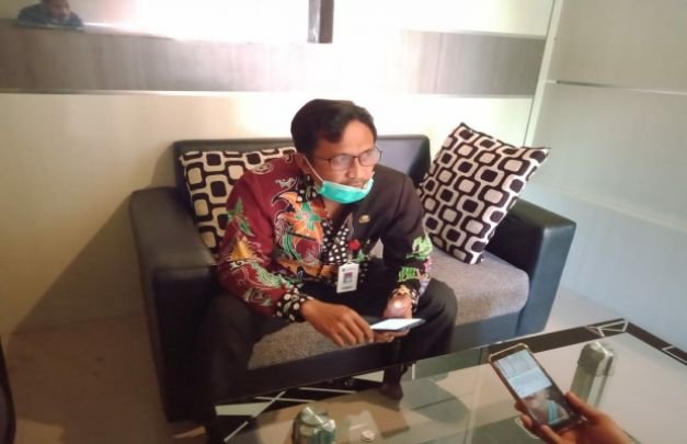 FOTO: Kadis DPMD Sumenep Moh Ramli saat diwawancarai
