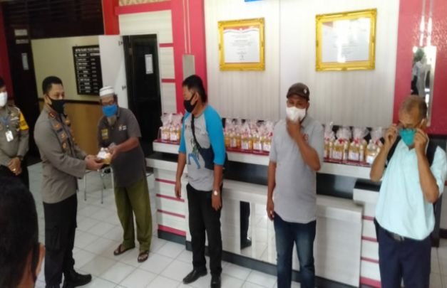Foto : Kapolres berikan vitamin pada insan pers.