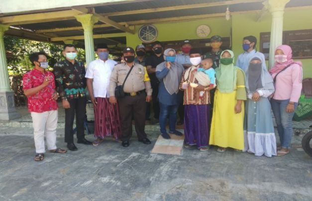 Foto: Forum GEMA Bersama Forkopimka Galis Saat Berikan Bansos