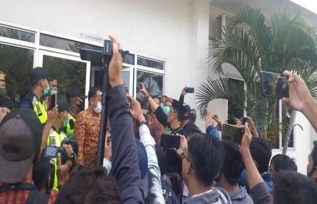 Foto: Ricuh, Sejumlah wartawan dihalangi masuk 