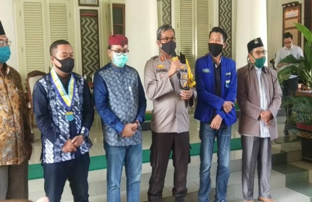 Foto: Kapolres Pamekasan di saat konferensi pers di hadapan awak media di Mandhapa Agung Ronggosukowati