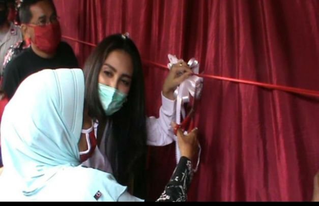 Foto : Rieke Diah Pitaloka, saat di rumah-baru Nenek Nemah