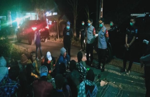 Foto: Kapolres Batu AKBP Harviadhi Agung Prathama bersama Wali Kota Batu Dewanti Rumpoko, saat melakukan sidak penggunaan masker dan penerapan protokol kesehatan, di area keramaian.