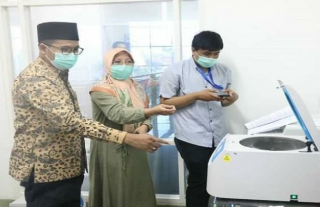 Foto : Bupati Saat meninjau ruang PCR RSUD Syamrabu