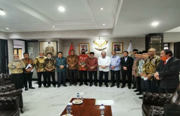 Foto : Ketua DPD RI bersama Menag, Men PAN-RB dan 9 Rektor IAIN